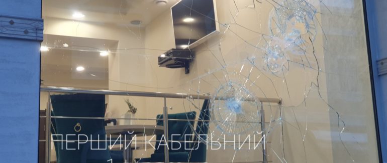 Вандалізм на Закарпатті: вночі у Мукачеві пошкодили вікна місцевої кав’ярні