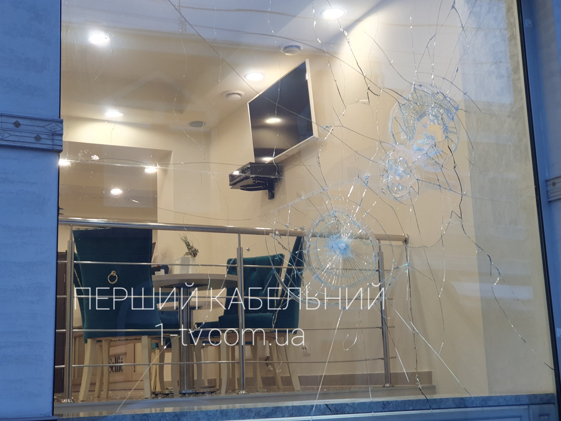 Вандалізм на Закарпатті: вночі у Мукачеві пошкодили вікна місцевої кав`ярні