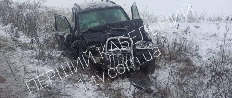 Авто на літній резині та вибите лобове скло головою: аварія у Мукачеві