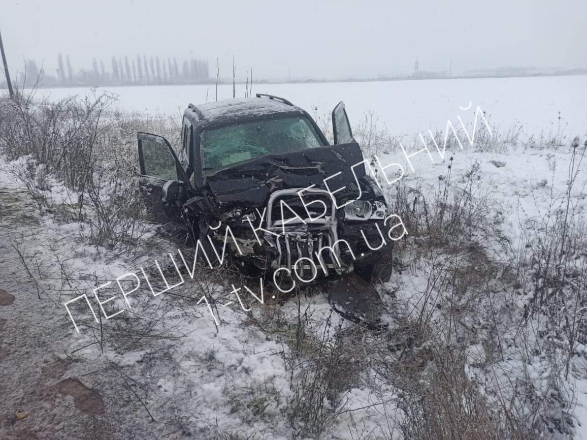 Авто на літній резині та вибите лобове скло головою: аварія у Мукачеві