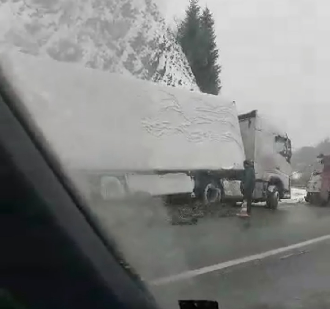 ДТП на трасі "Київ - Чоп": фура злетіла у кювет