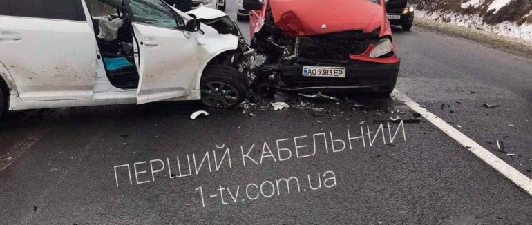 Зіткнулися чотири автівки: масштабна автопригода на Мукачівщині за участю дітей