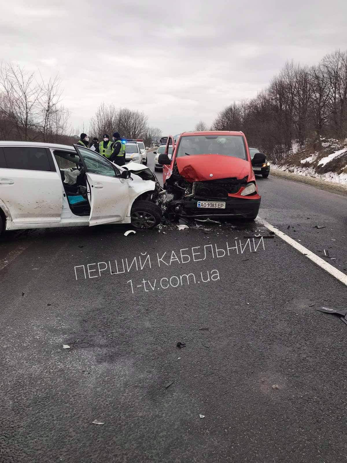 Зіткнулися чотири автівки: масштабна автопригода на Мукачівщині за участю дітей