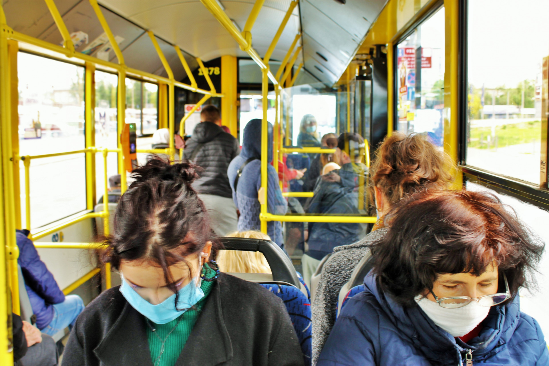 Від завтра Україна виходить з локдауну та повертається в карантин: перелік офіційних обмежень та заборон