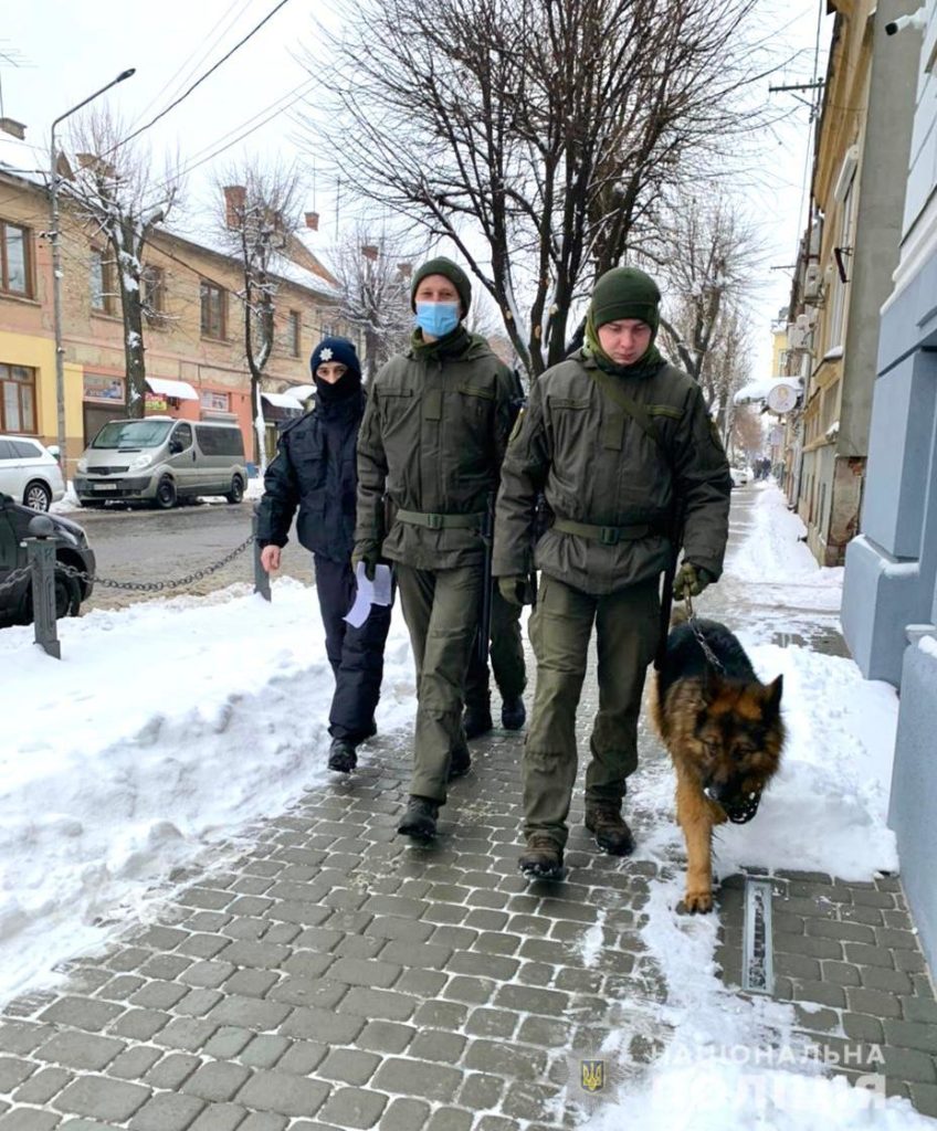 Закарпатська поліція з військовими Нацгвардії посилюють охорону публічного порядку краю