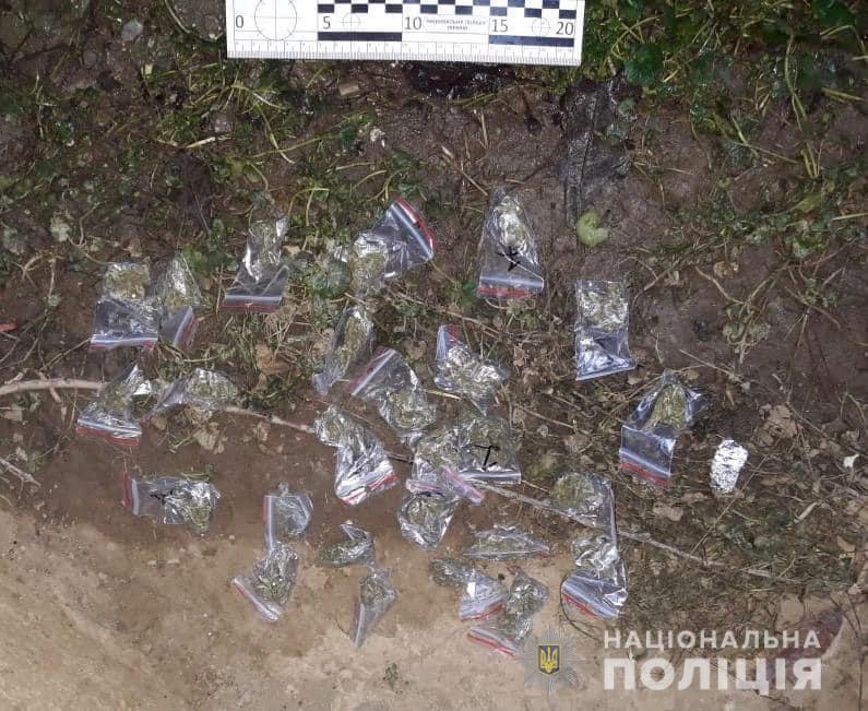 Майже 30 пакетів з розфасованими наркотиками: на Закарпатті затримали наркодилера
