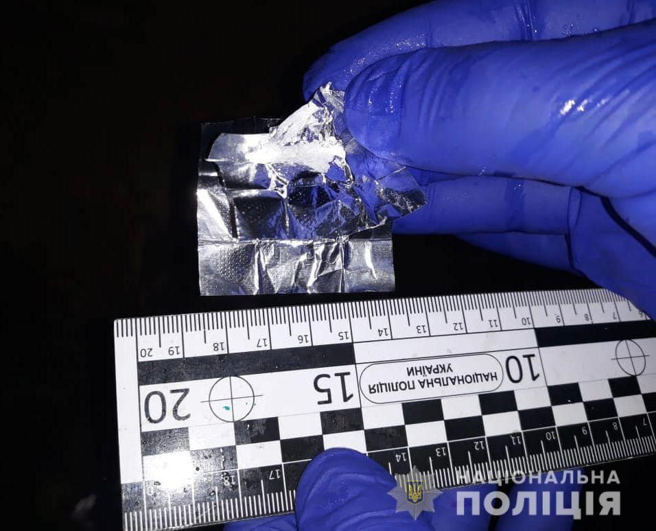 Майже 30 пакетів з розфасованими наркотиками: на Закарпатті затримали наркодилера