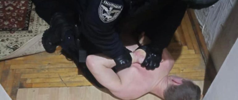 Майже 30 пакетів з розфасованими наркотиками: на Закарпатті затримали наркодилера