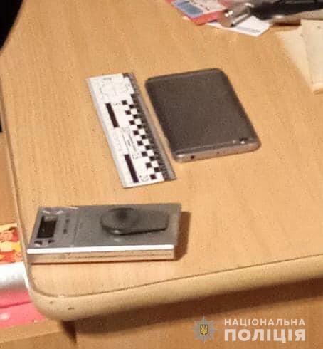 Майже 30 пакетів з розфасованими наркотиками: на Закарпатті затримали наркодилера