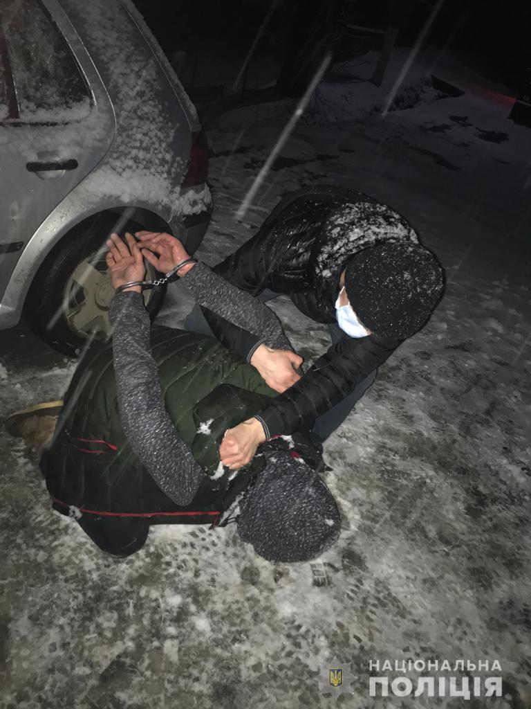 Спіймали “на гарячому”: на Рахівщині поліція затримала наркодилера