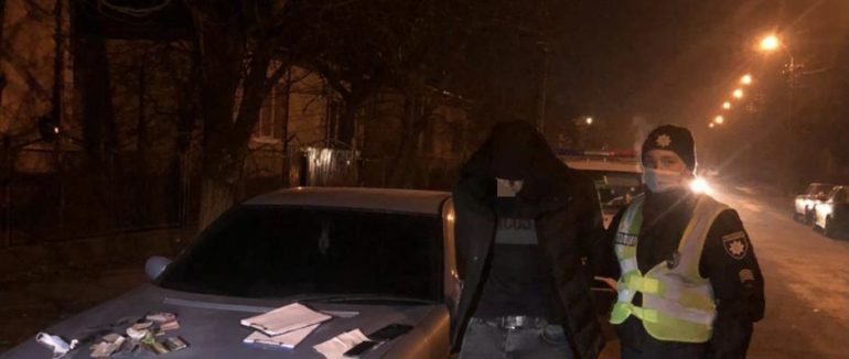 У Виноградові під час затримання у водія знайшли марихуану і зброю