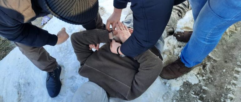 Спіймали “на гарячому”: на Хустщині затримали зловмисника причетного до збуту вибухівки