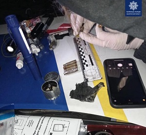 Зупинили за порушення ПДР, а затримали за зберігання наркотиків та набоїв: інцидент у Мукачеві