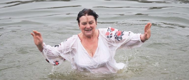 Чи корисно пірнати в ополонку на Водохреще: лікар розповів про ризики