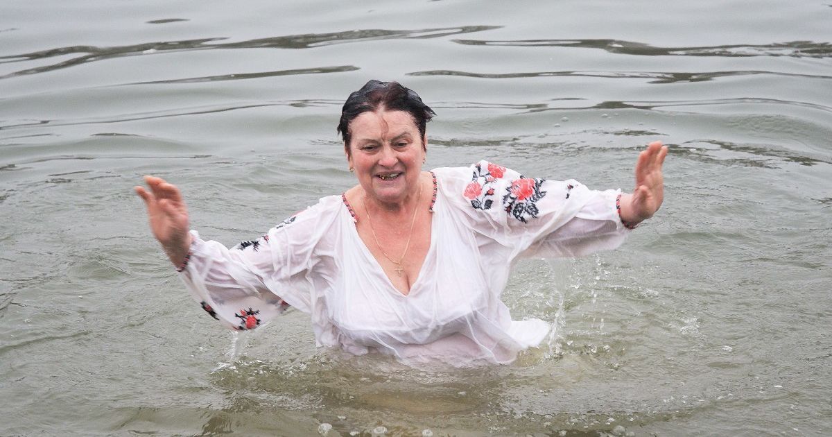 Чи корисно пірнати в ополонку на Водохреще: лікар розповів про ризики