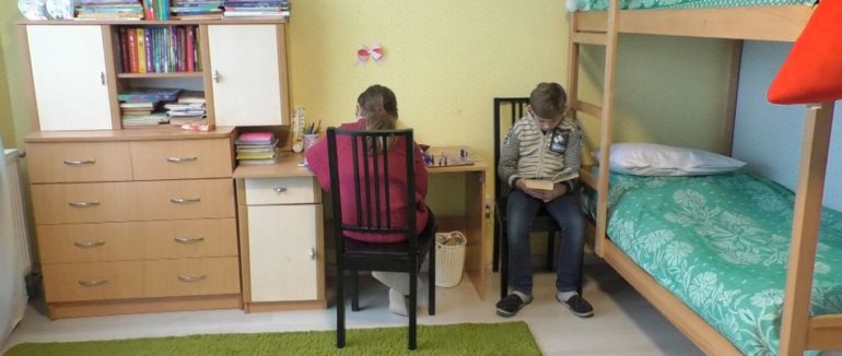 Без інтернету: у закарпатських селах діти навчаються як в давнину