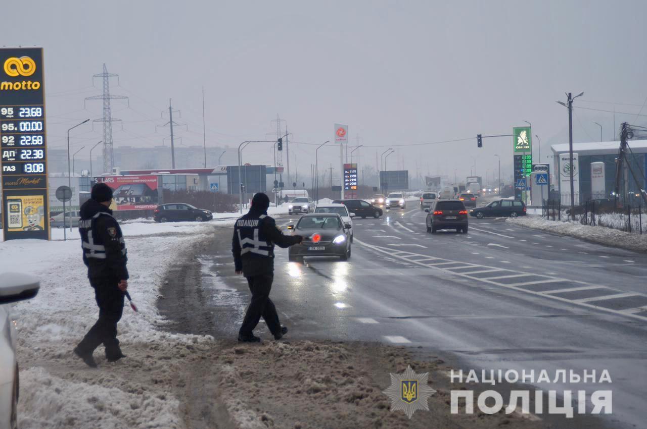 Закарпатська поліція з військовими Нацгвардії посилюють охорону публічного порядку краю