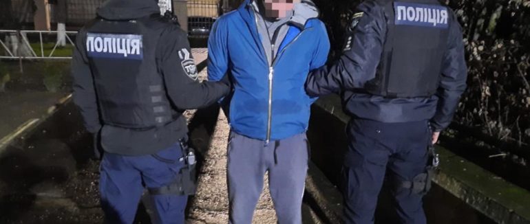 Двоє на одну: в Ужгороді пограбували дівчину