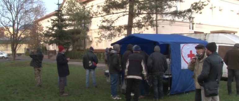 Благодійна ініціатива: щодня в Ужгороді небайдужі готують понад 50 обідів для безхатьків