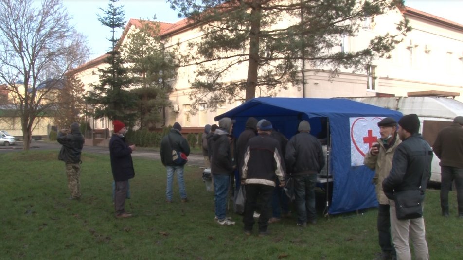 Благодійна ініціатива: щодня в Ужгороді небайдужі готують понад 50 обідів для безхатьків