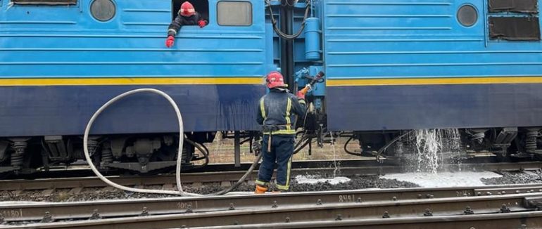 Загорілося в середині кузова локомотива: вчора на ходу зайнявся потяг сполученням “Миколаїв-Івано-Франківськ-Рахів”