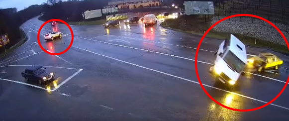 Автопригода у Ужгороді: момент зіткнення зафіксували камери