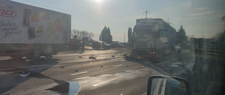 Аварія на трасі “Київ-Чоп”: на в’їзді у Мукачево зіткнулися дві вантажівки