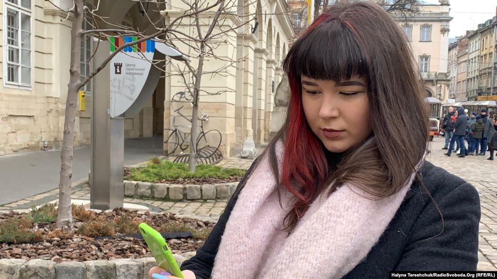 Неймовірна знахідка: 15 років тому маленька дівчинка кинула лист у Тису на Закарпатті. Сьогодні лист повернувся до неї