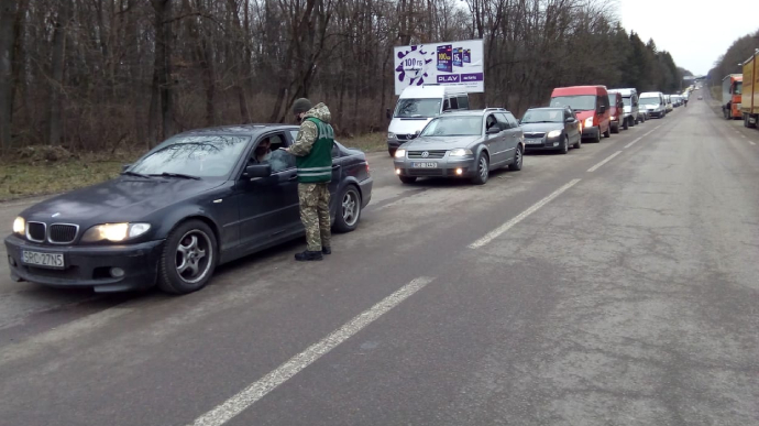 На КПП “Ужгород” стоїть близько 100 авто: черга на Закарпатті