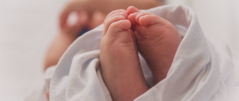 Померла під час домашніх пологів: у Рівному жінка народжувала під наглядом “духовної акушерки”