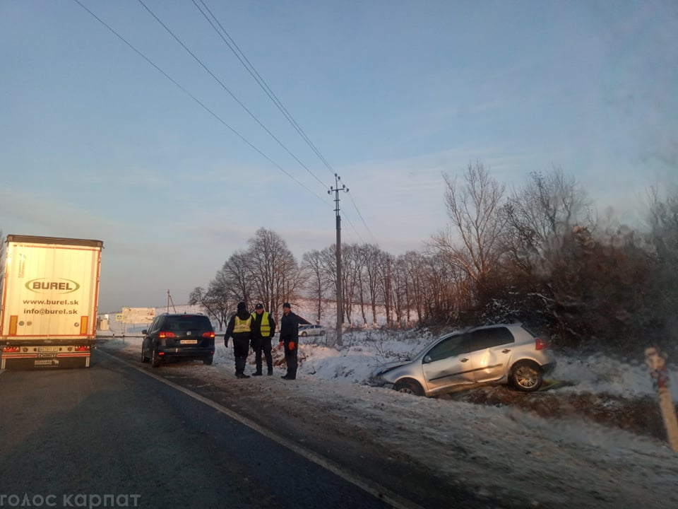 Автопригода на трасі Н-09 Мукачево — Рогатин: авто відкинуло у кювет