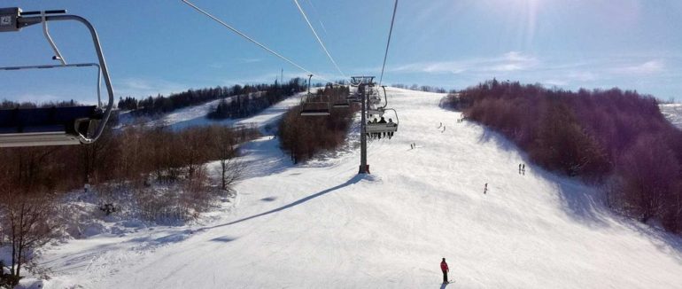 Відвідувачі мерзли майже півгодини: на гірськолижному курорті Закарпаття зупинилися підйомники