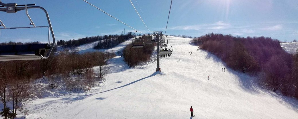 Відвідувачі мерзли майже півгодини: на гірськолижному курорті Закарпаття зупинилися підйомники