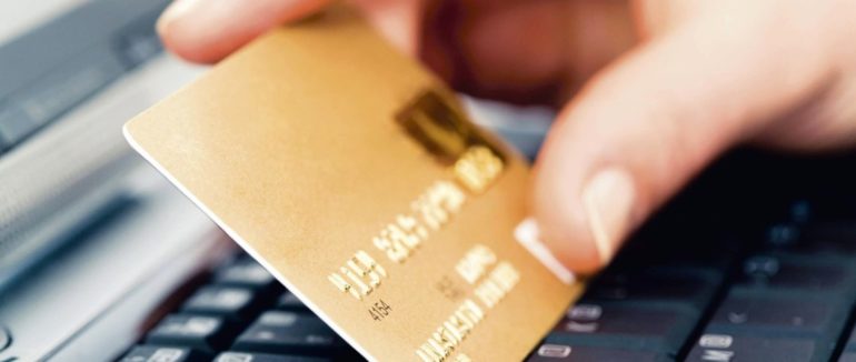 Отримувала смс зі сповіщенням про зняття коштів: у Мукачеві 18-річний хлопець викрав у дівчини картку