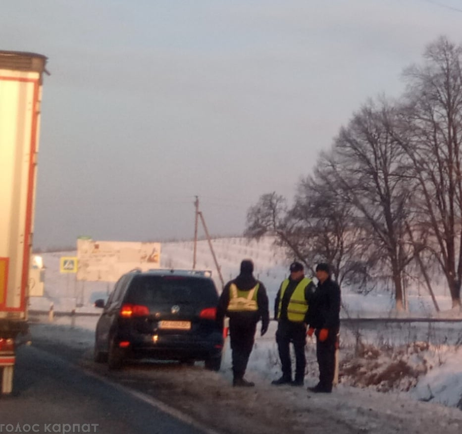 Автопригода на трасі Н-09 Мукачево — Рогатин: авто відкинуло у кювет