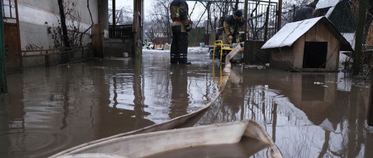 Постійна робота із розчищення водовідвідної мережі населених пунктів: Закарпаття рятують від наводнення