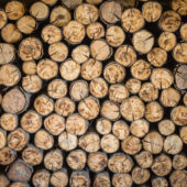 Як змусити дрова горіти 3-5 годин: лайфхак для тих, хто опалює домівку дровами