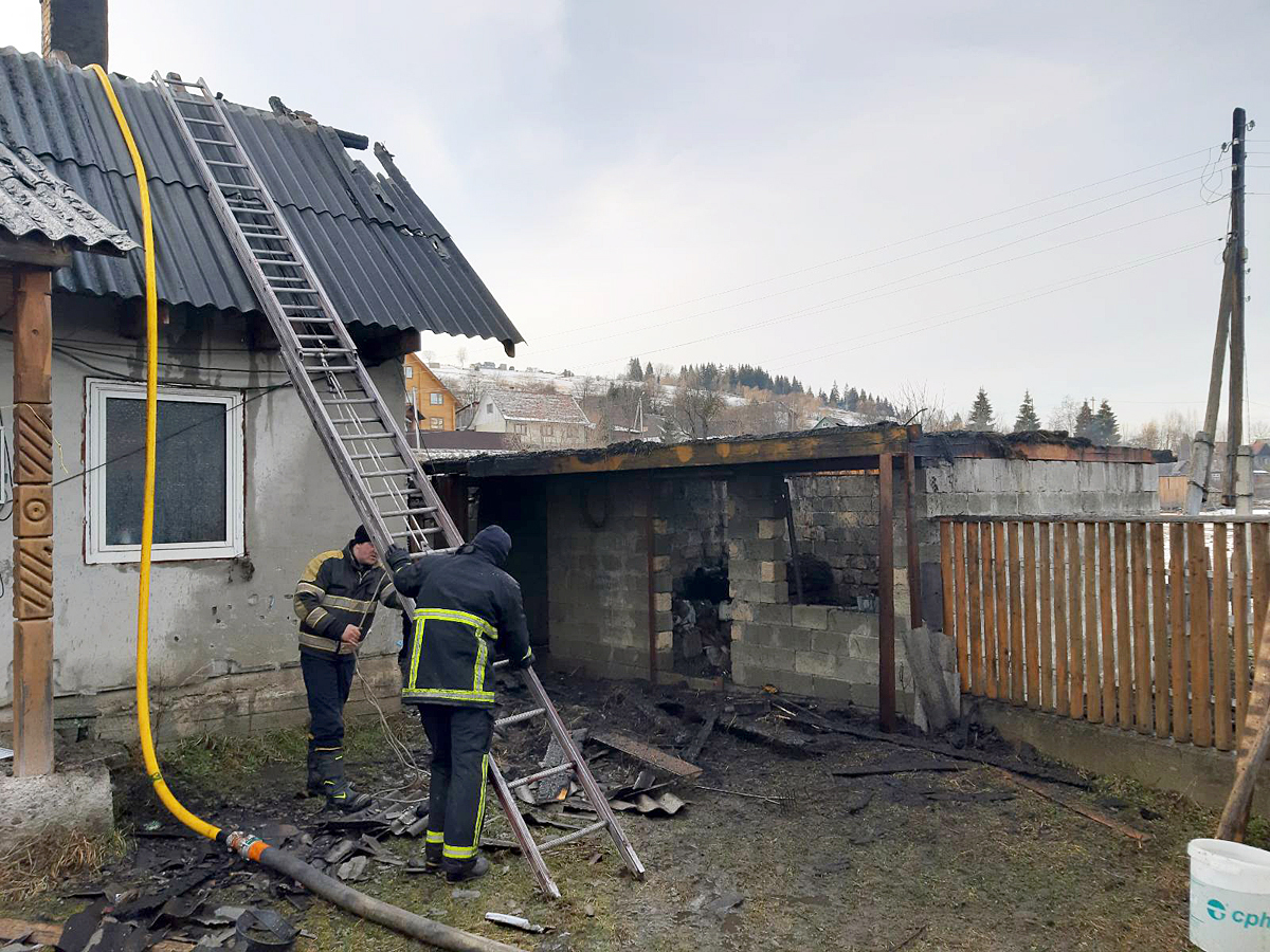 Господарів не було вдома: на Рахівщині горів житловий будинок
