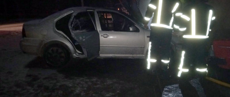 На Закарпатті горіло авто: вогонь перекинувся навіть на сусідній ВАЗ