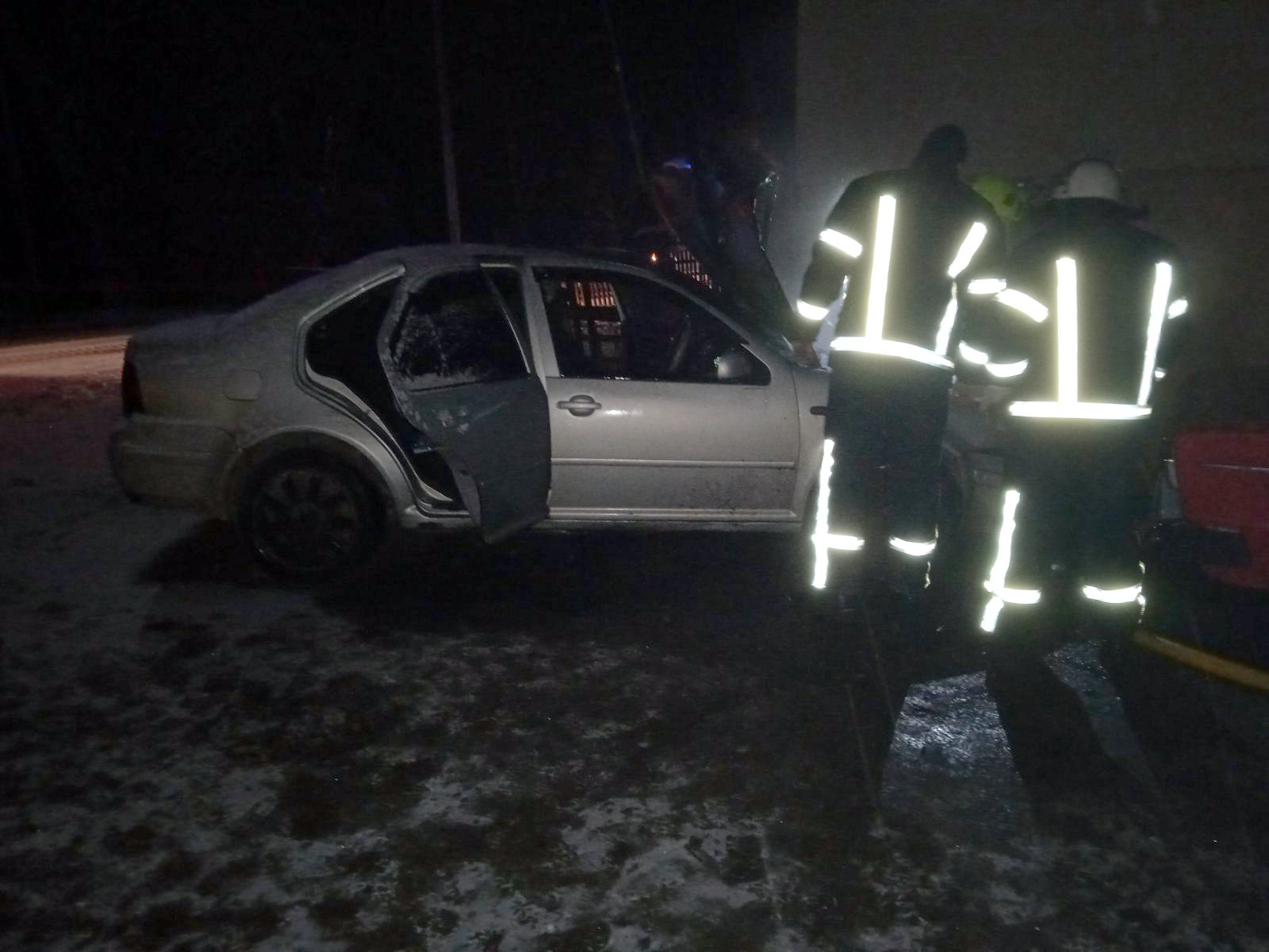 На Закарпатті горіло авто: вогонь перекинувся навіть на сусідній ВАЗ