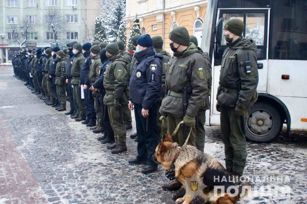 Закарпатська поліція з військовими Нацгвардії посилюють охорону публічного порядку краю