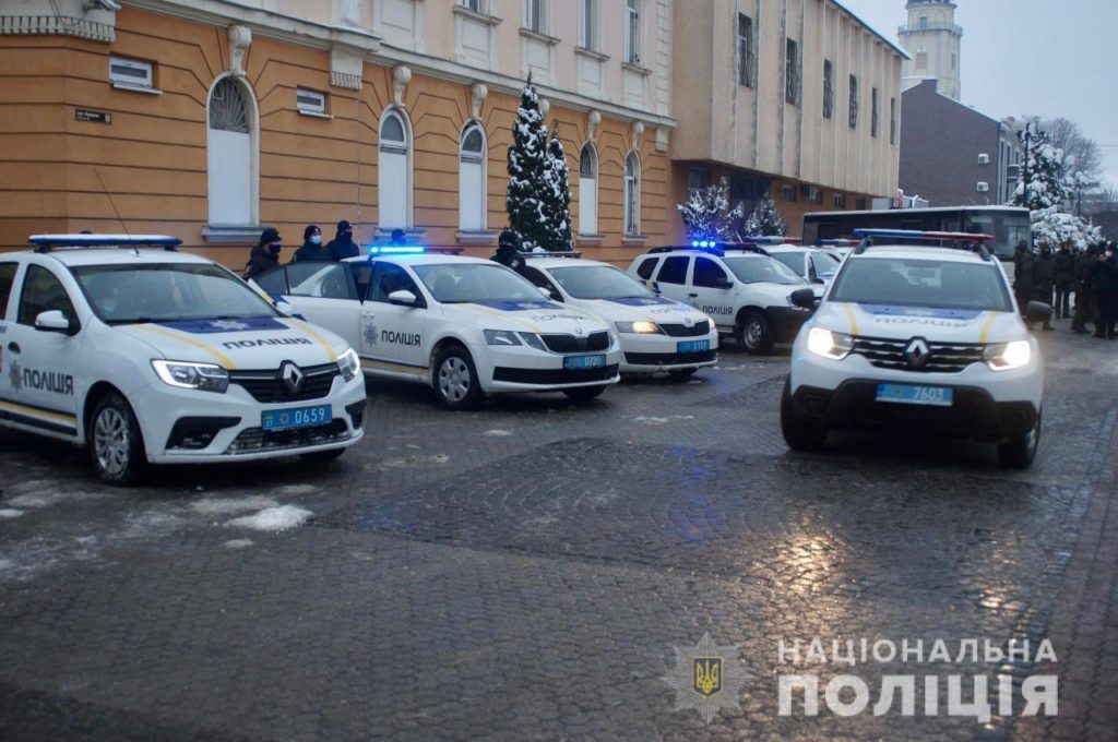 Закарпатська поліція з військовими Нацгвардії посилюють охорону публічного порядку краю