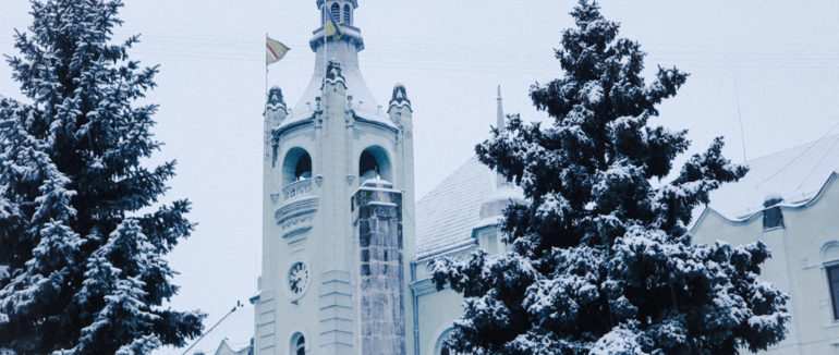 Засніжене Мукачево: місто окутала перша сніжна ковдра у цьому році