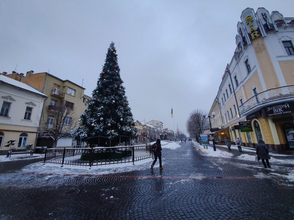 Засніжене Мукачево: місто окутала перша сніжна ковда у цьому році