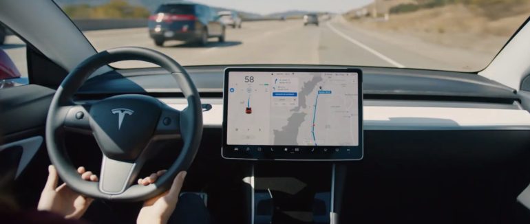 Мережу сколихнуло відео, в якому автопілот Tesla розпізнав на кладовищі привида