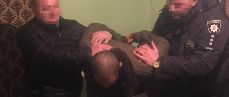 У Виноградові поліція затримала крадія та вилучила у нього майже кілограм наркотиків