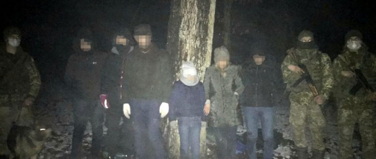 Нічні хованки: на Закарпатті поблизу кордону спіймали групу нелегалів