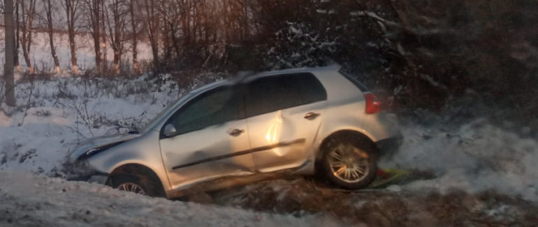 Автопригода на трасі Н-09 Мукачево — Рогатин: авто відкинуло у кювет