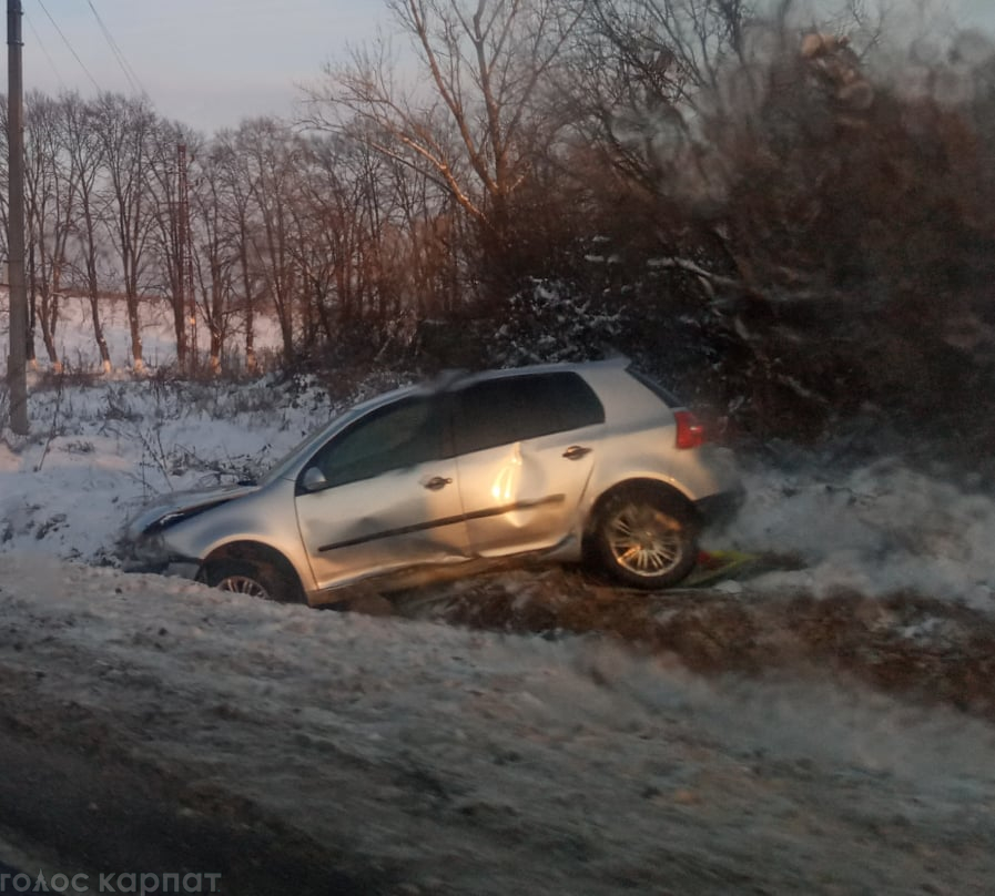Автопригода на трасі Н-09 Мукачево — Рогатин: авто відкинуло у кювет