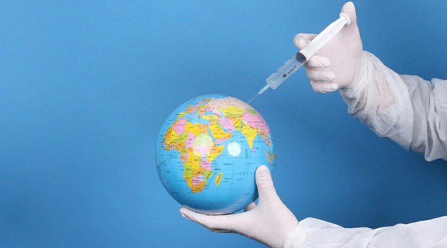 Під час пандемії 10 найбагатших людей світу заробили стільки, що цього вистачить на вакцинацію ВСІХ людей від COVID-19